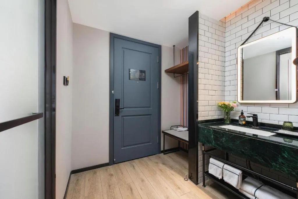 City Comfort Premier Hotel Liuzhou Wuxing Pedestrian Street Jinggu Building