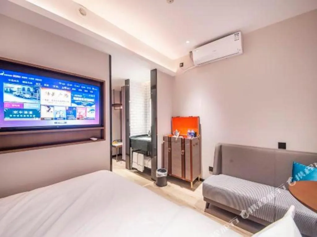 Bed in City Comfort Premier Hotel Liuzhou Wuxing Pedestrian Street Jinggu Building