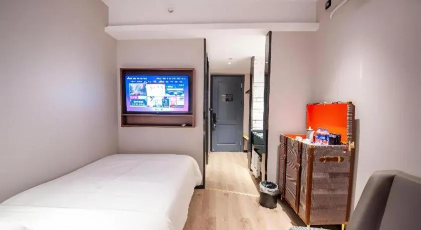 Bed in City Comfort Premier Hotel Liuzhou Wuxing Pedestrian Street Jinggu Building