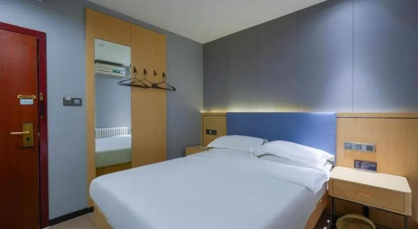 Bed in Green Tree Inn Urumqi San'gong Metro Station Exit