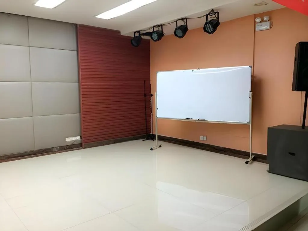 Green Tree Inn Urumqi San'gong Metro Station Exit