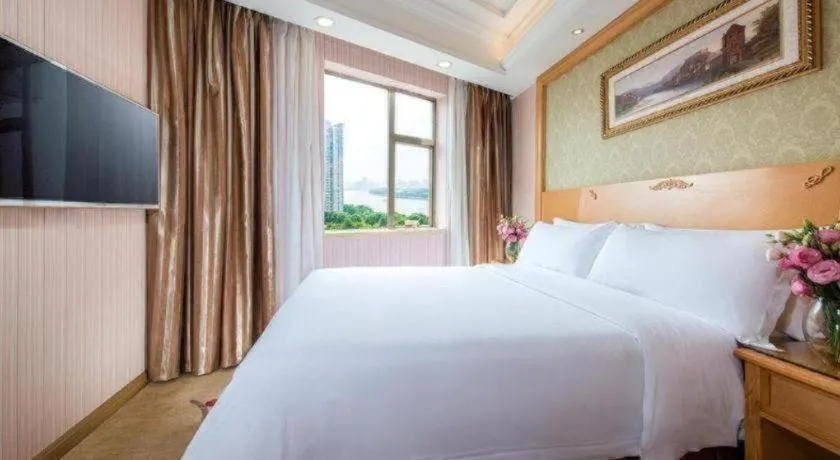 Bed in Vienna Hotel Guangdong Huidong Herung Pedestrian Street