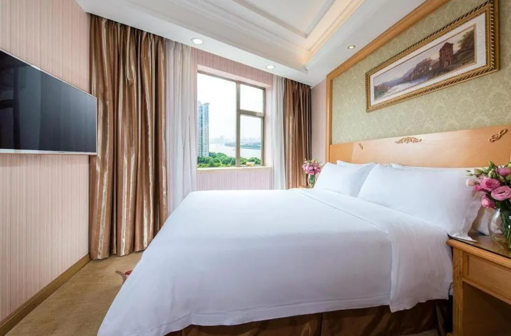 Bed in Vienna Hotel Guangdong Huidong Herung Pedestrian Street