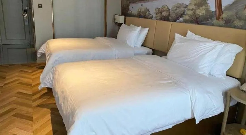 Bed in Vienna Hotel Lincang New Asia Pacific Times Square