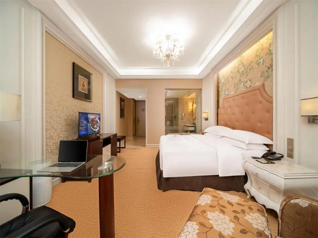 Bed in Venus Royal Hotel Shenzhen International Exhibition Center