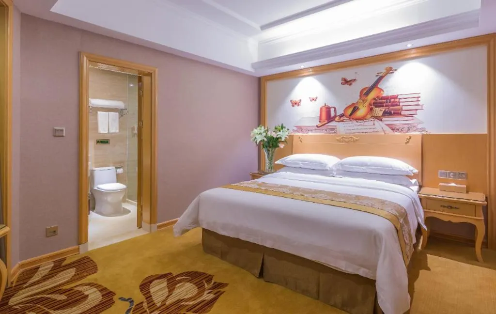 Bed in Vienna Hotel Guangxi Fangcheng