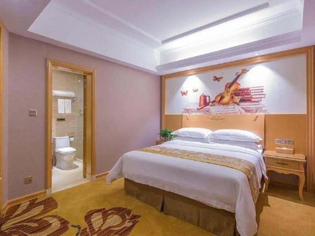 Bed in Vienna Hotel Guangxi Fangcheng