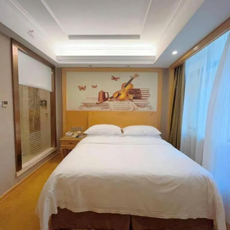 Bed in Vienna Hotel Guangxi Fangcheng