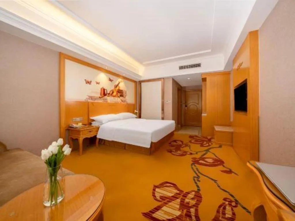 Bed in Vienna Hotel Guangxi Fangcheng