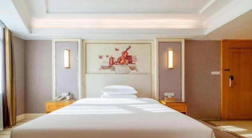 Bed in Vienna Hotel Shenzhen Pingdi Huancheng South Road