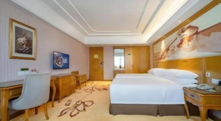 Bed in Vienna Hotel Shenzhen Pingdi Huancheng South Road