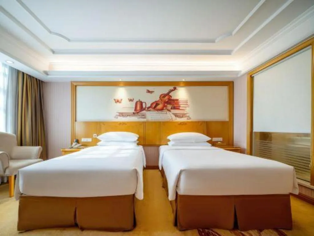 Bed in Vienna Hotel Shenzhen Pingdi Huancheng South Road