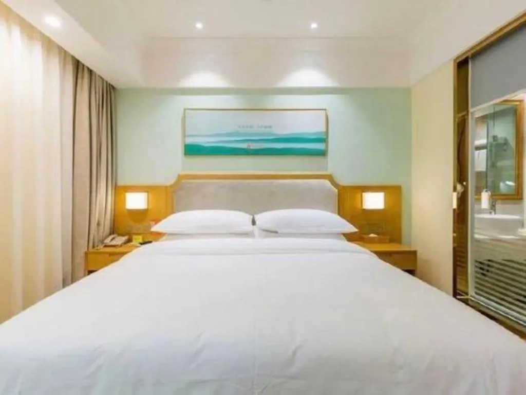 Bed in Vienna Hotel Guangdong Foshan Shunde Longjiang Material City