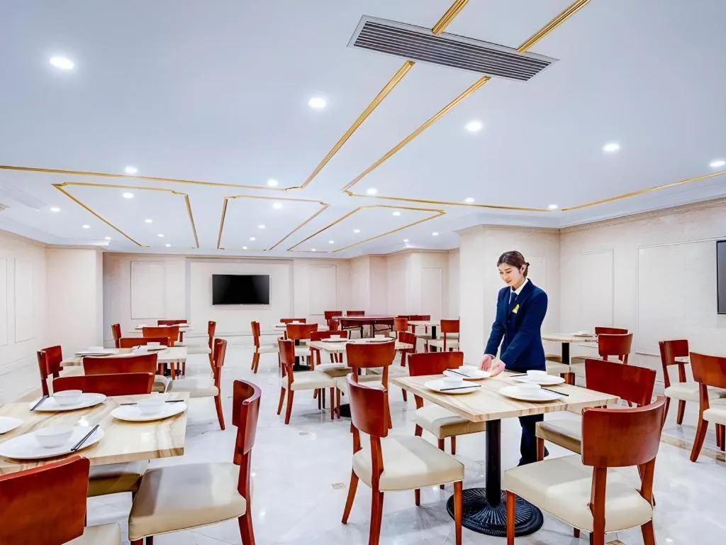 Vienna Hotel Shanghai Hongqiao National Exhibition Cente Sijing Metro Station