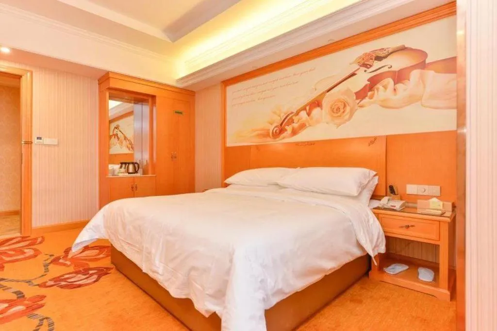 Bed in Vienna Hotel Shanghai Hongqiao National Exhibition Cente Sijing Metro Station