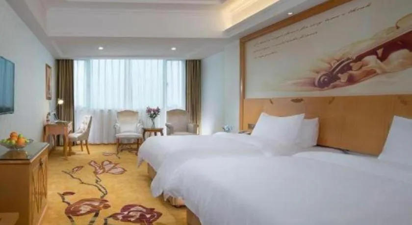 Bed in Vienna Hotel Guangdong Zhaoqing Sihui Center Jade Expo Market