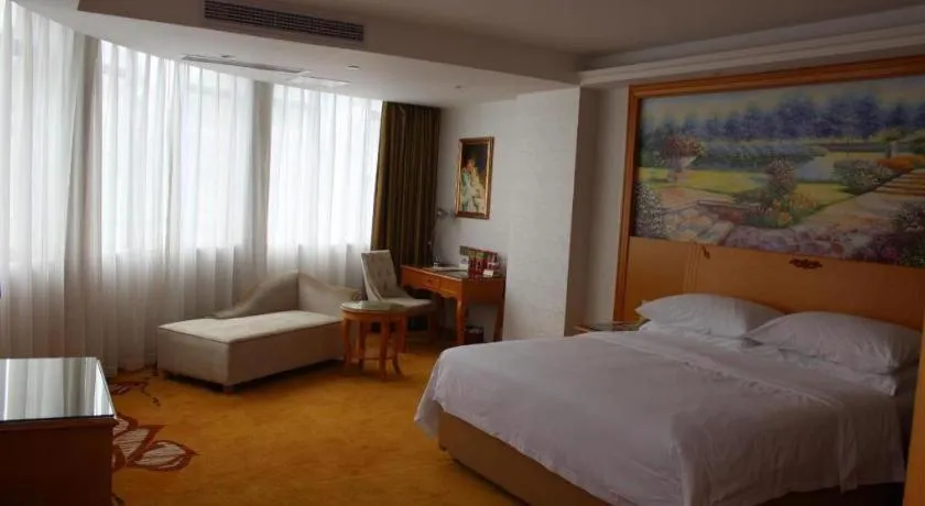 Bed in Vienna Hotel Guangdong Zhaoqing Sihui Center Jade Expo Market