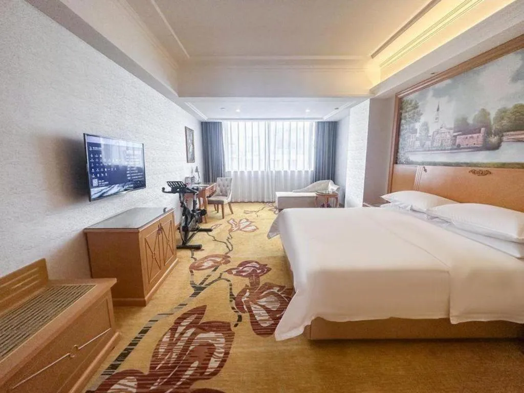 Bed in Vienna Hotel Guangdong Zhaoqing Sihui Center Jade Expo Market