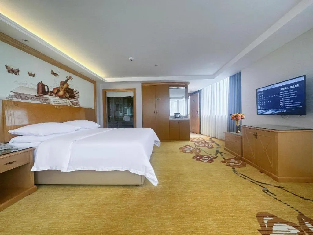 Bed in Vienna Hotel Guangdong Zhaoqing Sihui Center Jade Expo Market