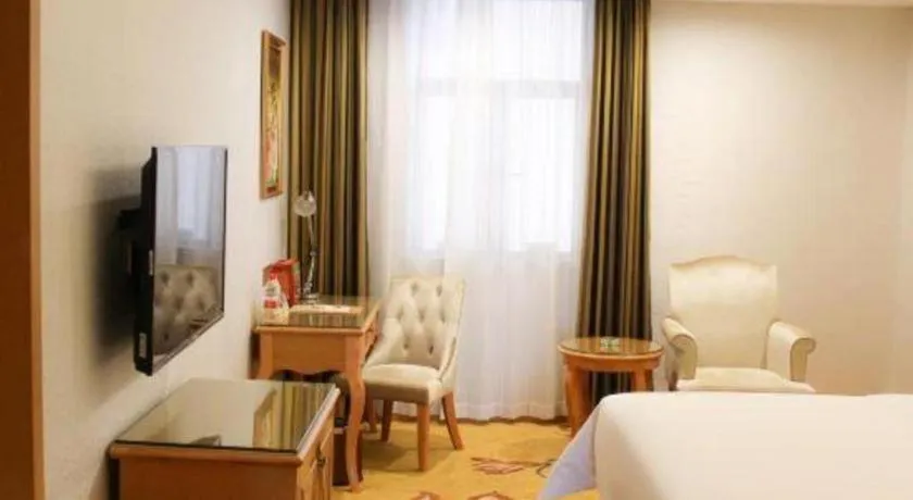 Bed in Vienna Hotel Guangdong Zhaoqing Sihui Center Jade Expo Market