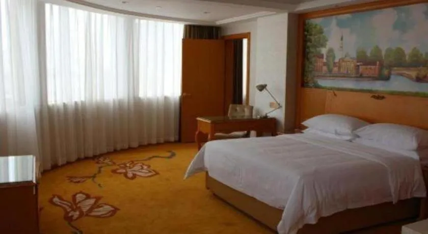 Bed in Vienna Hotel Guangdong Zhaoqing Sihui Center Jade Expo Market