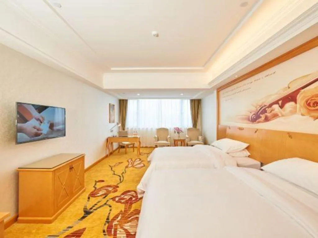 Bed in Vienna Hotel Guangdong Zhaoqing Sihui Center Jade Expo Market