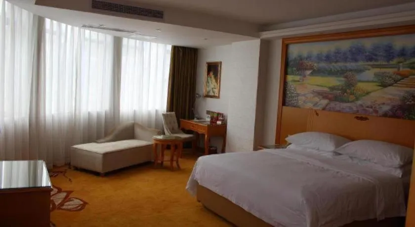 Bed in Vienna Hotel Guangdong Zhaoqing Sihui Center Jade Expo Market