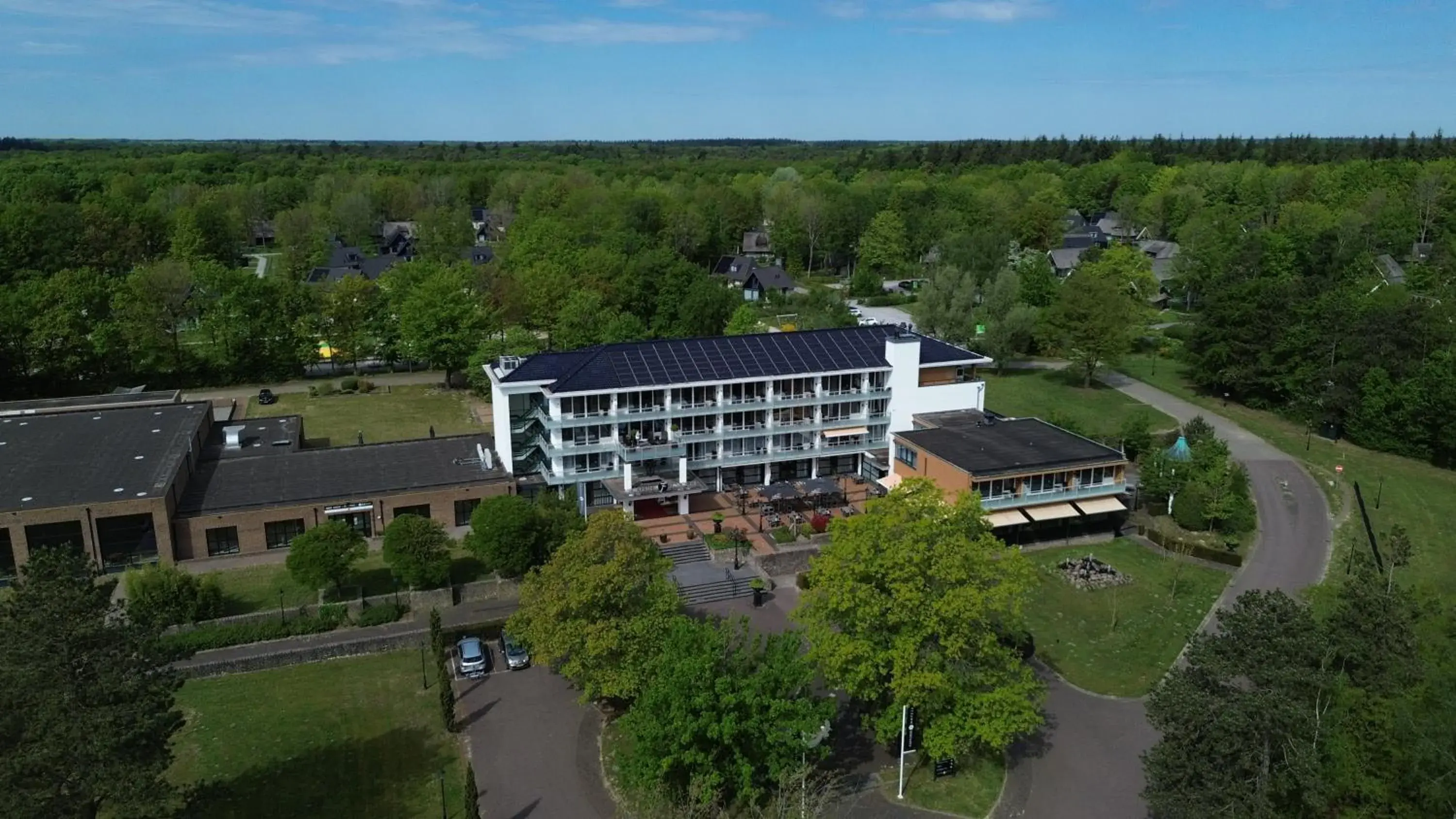 Property building in Fletcher Familiehotel De Hunzebergen Property building in Fletcher Familiehotel De Hunzebergen