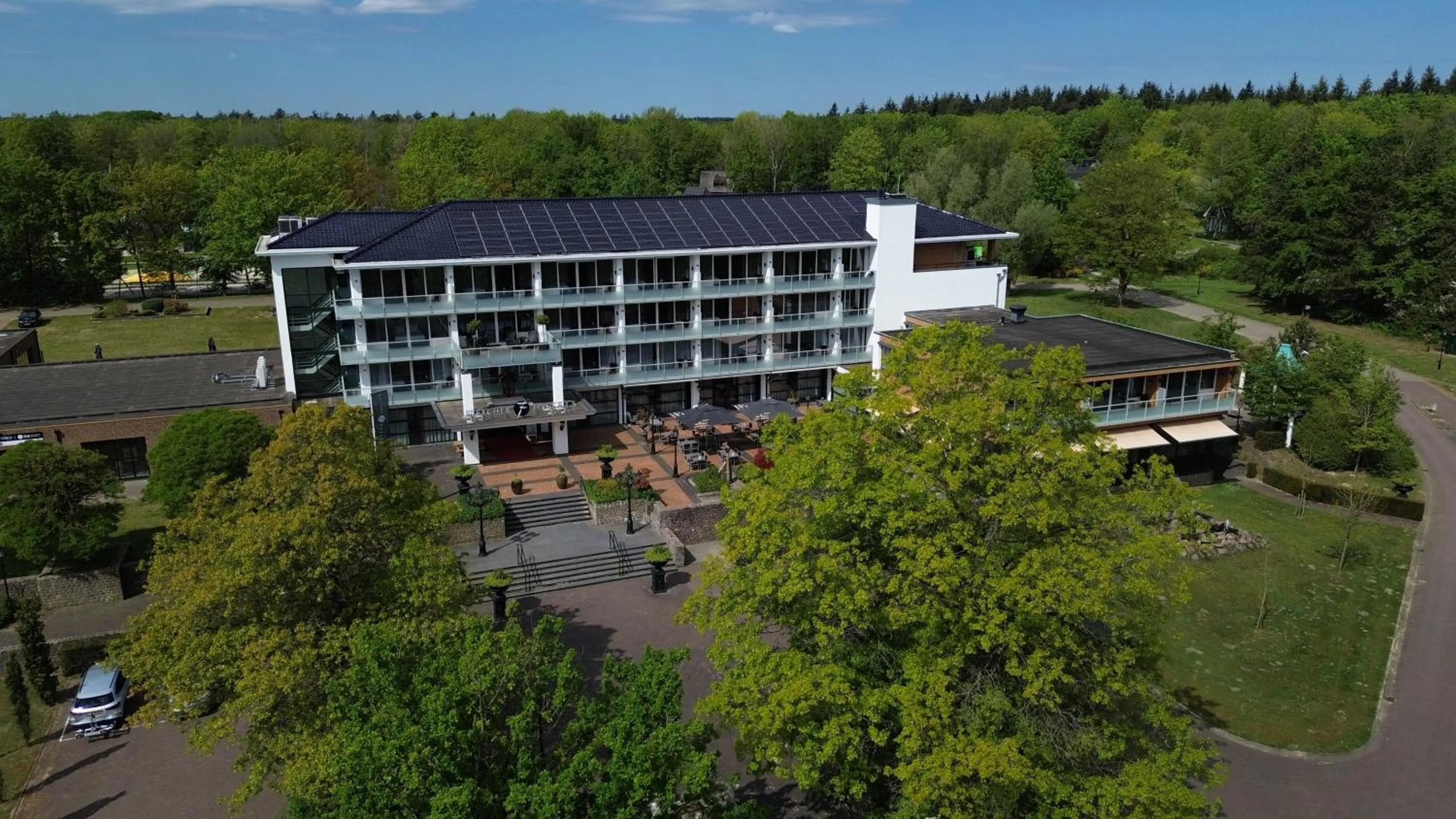 Property building in Fletcher Familiehotel De Hunzebergen
