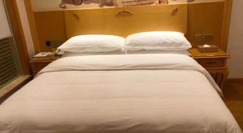 Bed in Vienna Hotel Guangdong Zhaoqing Sihui Tianguangxu