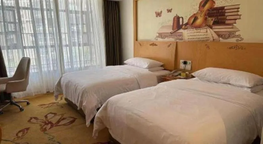 Bed in Vienna Hotel Guangdong Zhaoqing Sihui Tianguangxu
