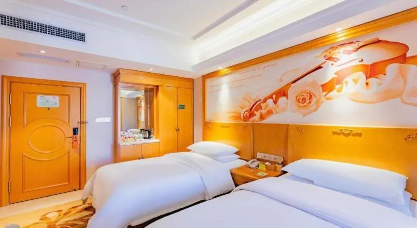 Bed in Vienna Hotel Jilin Dunhua High-Speed Railway Station