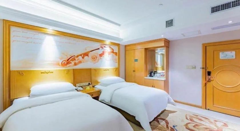 Bed in Vienna Hotel Jilin Dunhua High-Speed Railway Station