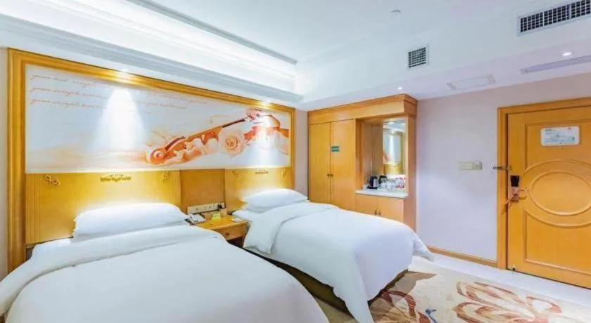 Bed in Vienna Hotel Jilin Dunhua High-Speed Railway Station