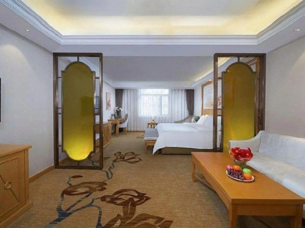 Bed in Vienna Hotel Jilin Dunhua High-Speed Railway Station