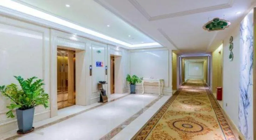 Bed in Vienna Hotel Guangdong Zhongshan Xiaolan High-Speed Railway Station