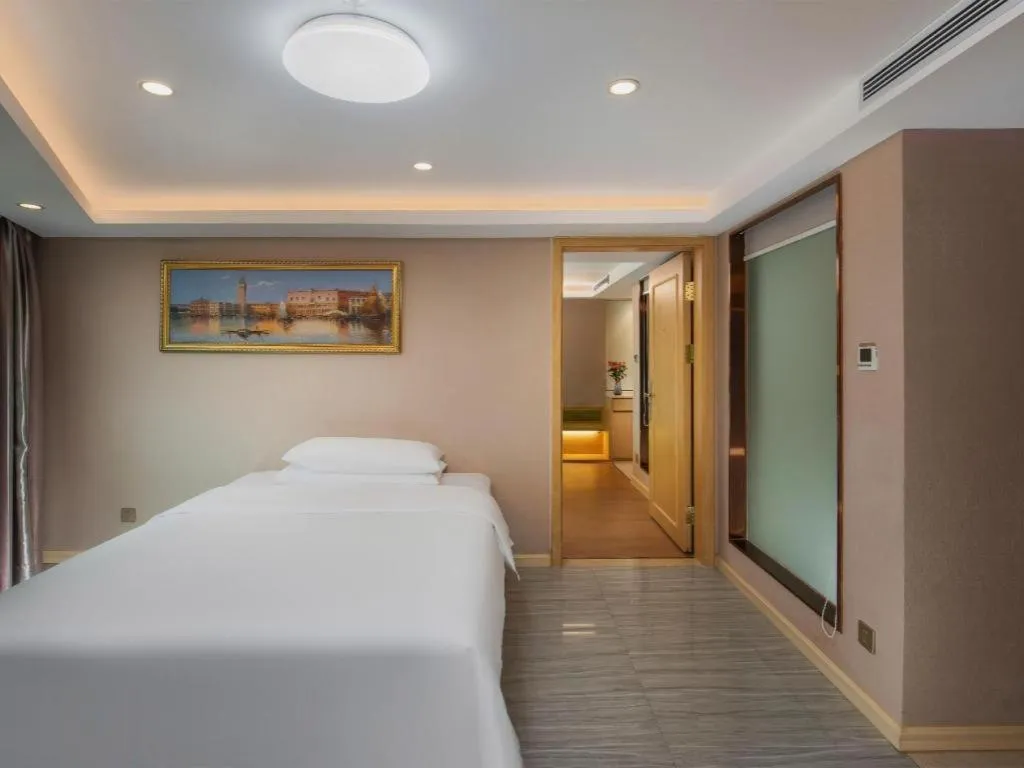 Bed in Venus International Hotel Guangdong Huizhou West Lake