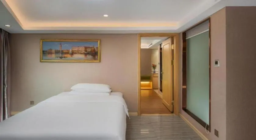 Bed in Venus International Hotel Guangdong Huizhou West Lake