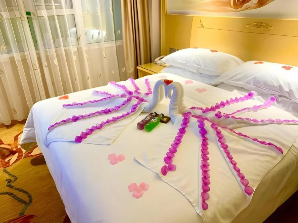 Bed in Vienna Hotel Guangxi Hezhou Guposhan Suifeng