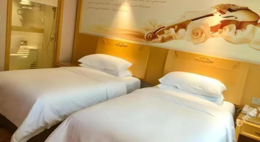 Bed in Vienna Hotel Guangxi Hezhou Guposhan Suifeng