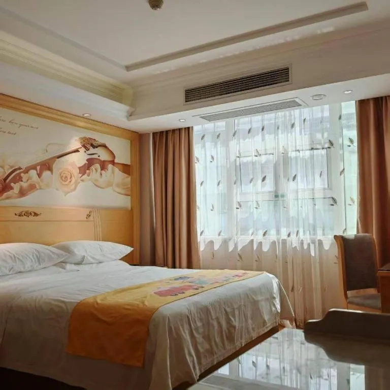 Bed in Vienna Hotel Guangxi Hezhou Guposhan Suifeng