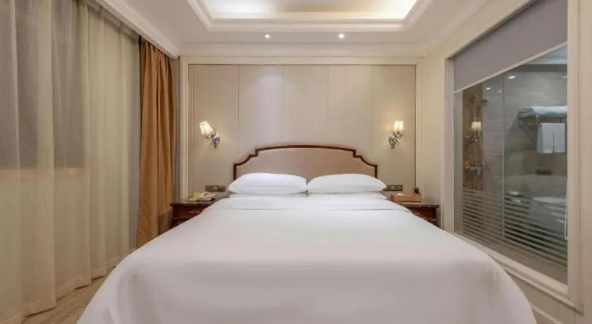 Bed in Vienna Hotel Guangzhou Baiyun College Jinyuan Plaza