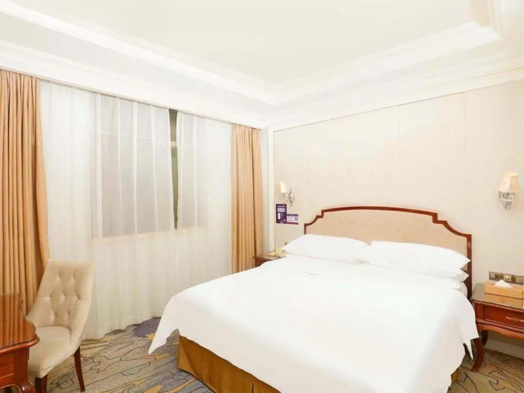 Bed in Vienna Hotel Guangzhou Baiyun College Jinyuan Plaza