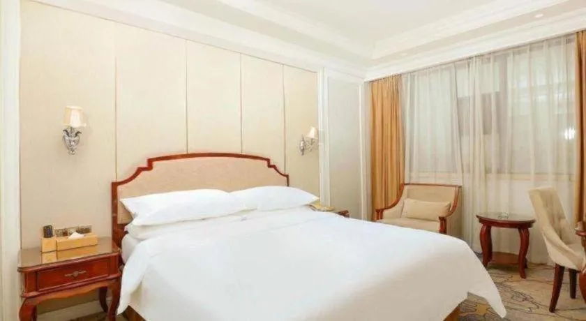 Bed in Vienna Hotel Guangzhou Baiyun College Jinyuan Plaza