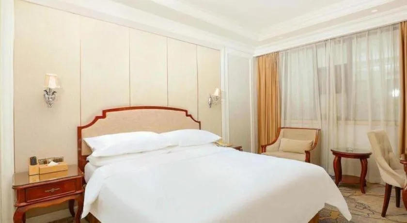 Bed in Vienna Hotel Guangzhou Baiyun College Jinyuan Plaza