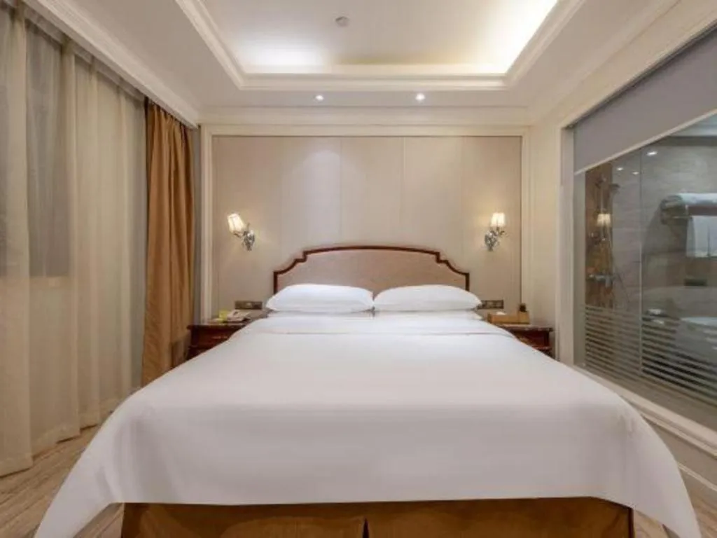 Bed in Vienna Hotel Guangzhou Baiyun College Jinyuan Plaza