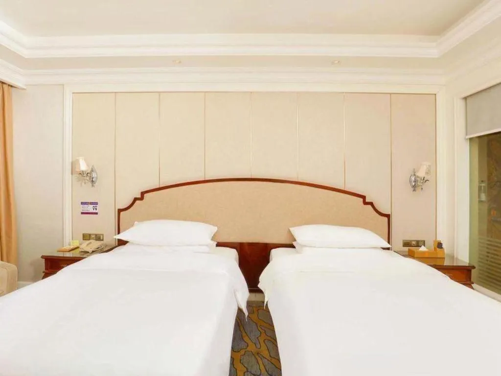 Bed in Vienna Hotel Guangzhou Baiyun College Jinyuan Plaza