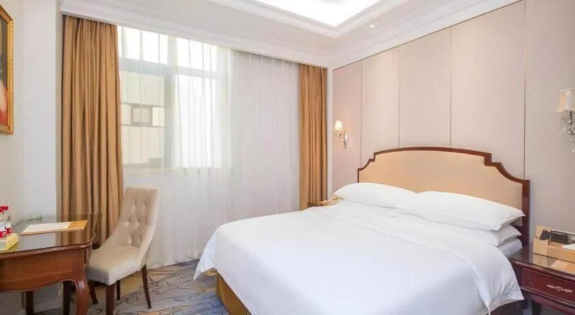 Bed in Vienna Hotel Guangzhou Baiyun College Jinyuan Plaza
