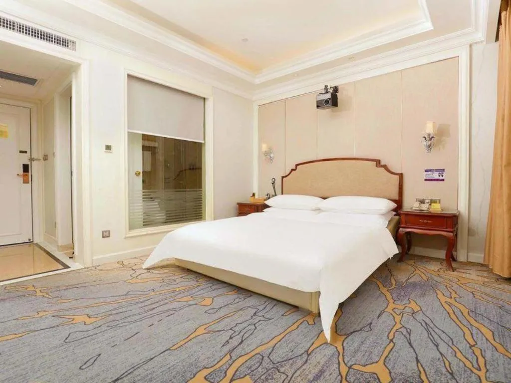 Bed in Vienna Hotel Guangzhou Baiyun College Jinyuan Plaza