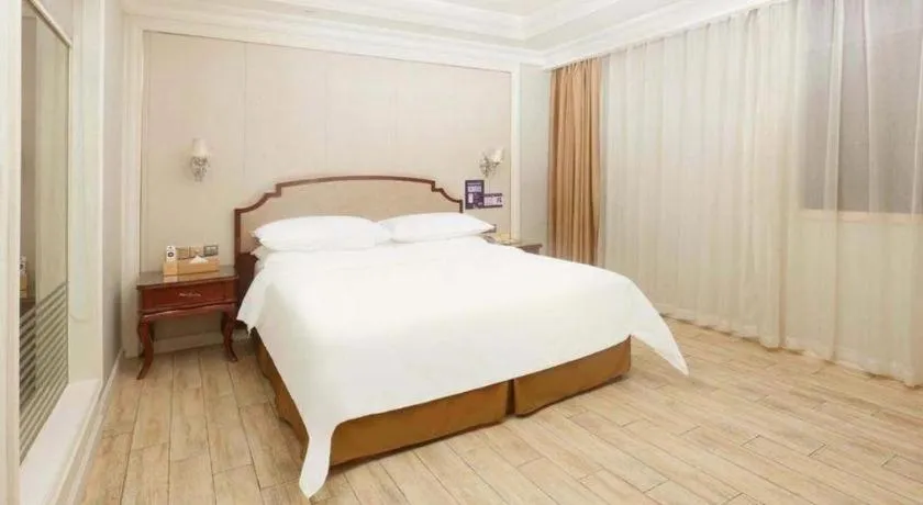 Bed in Vienna Hotel Guangzhou Baiyun College Jinyuan Plaza